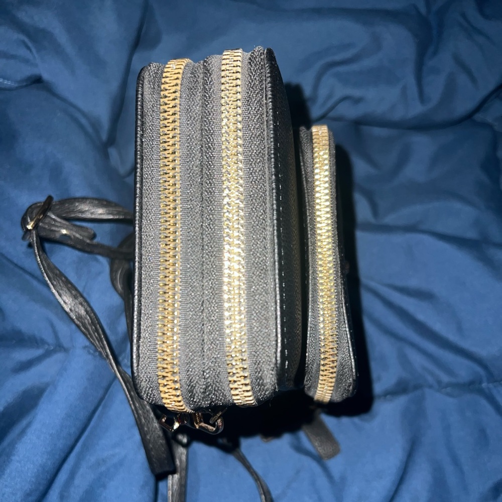 Multi compartment crossbody - Picture 3 of 4